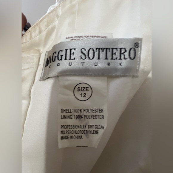 Wedding dress for sale. Includes veil and crown. - Picture 4 of 8